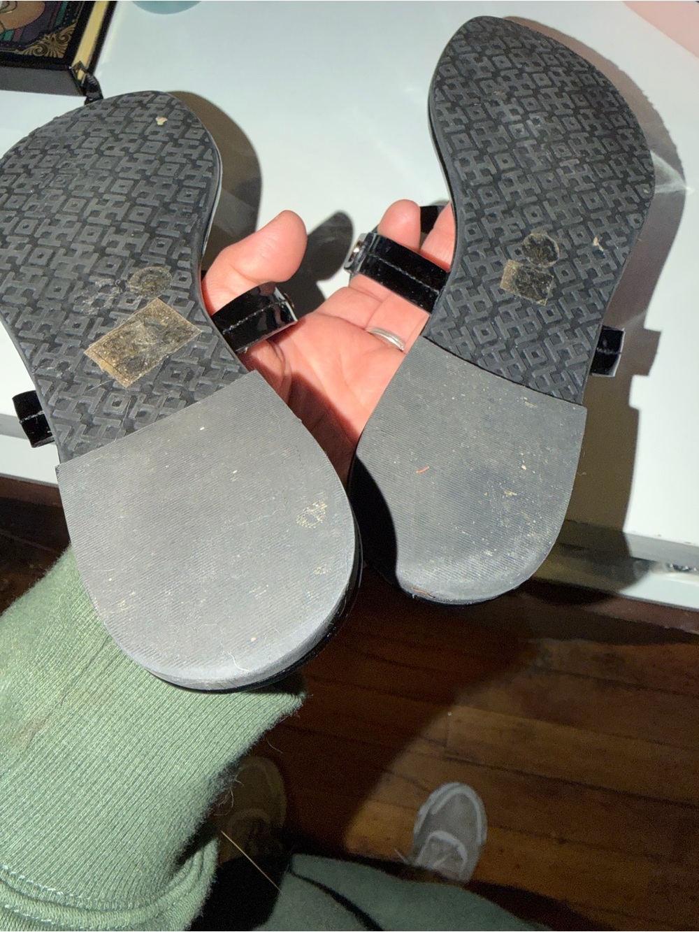 Black Logo Medallion Thong Sandals - Women Tory and Burch - Picture 6 of 7